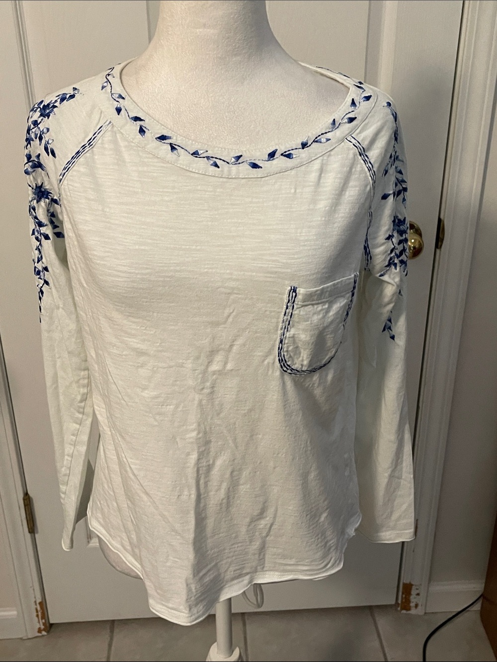 Sundance White Long-Sleeve Tee with Blue Embroidery Size sm.